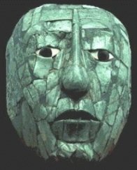La maschera di giada e madreperla che copriva il corpo del sarcofago.