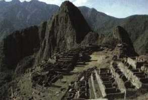 La citt di Machupicchu,eretta a circa 3000 metri di altezza,considerata il frutto di tecniche ingegneristiche altamente evolute.Fu abbandonata repentinamente in un epoca a noi ancora sconosciuta.