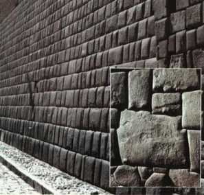 La grande muraglia di Cuzco che porta il nome si Corichanca:Nel riquadro la famosa pietra dai 12 ANGOLI. Si notino le perfette disposizioni delle imponenti pietre.Il punto di contatto tra una pietra e laltra  talmente perfetto che tra di esse si riesce a far passare a malapena un temperino.