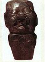 Le statue Olmeche di varia grandezza. Dalle pi piccole opere di artigianato fino ad arrivare alle pi grandi sculture del peso di oltre 30 tonnellate. Dalle foto possiamo notare i tratti somatici che sono estranei alle popolazioni del mesoamerica: occhi a mandorla, labbra tumide, naso camuso..altre statue hanno barba e orecchie allungate.insomma tutte caratteristiche che lasciano intravedere la presenza nel passato di alcuni ceppi multirazziali che avrebbero influenzato la cultura mesoamericana in tutte le sue sfaccettature. Forse quella razza rappresentava i supersiti dellultima catastrofe che distrusse la mitica citt di Atlantide? 