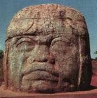 Le statue Olmeche di varia grandezza. Dalle più piccole opere di artigianato fino ad arrivare alle più grandi sculture del peso di oltre 30 tonnellate. Dalle foto possiamo notare i tratti somatici che sono estranei alle popolazioni del mesoamerica: occhi a mandorla, labbra tumide, naso camuso..altre statue hanno barba e orecchie allungate….insomma tutte caratteristiche che lasciano intravedere la presenza nel passato di alcuni ceppi multirazziali che avrebbero influenzato la cultura mesoamericana in tutte le sue sfaccettature. Forse quella razza rappresentava i supersiti dell’ultima catastrofe che distrusse la mitica città di Atlantide?