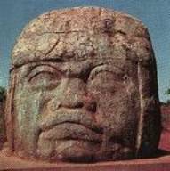 Le statue Olmeche di varia grandezza. Dalle pi piccole opere di artigianato fino ad arrivare alle pi grandi sculture del peso di oltre 30 tonnellate. Dalle foto possiamo notare i tratti somatici che sono estranei alle popolazioni del mesoamerica: occhi a mandorla, labbra tumide, naso camuso..altre statue hanno barba e orecchie allungate.insomma tutte caratteristiche che lasciano intravedere la presenza nel passato di alcuni ceppi multirazziali che avrebbero influenzato la cultura mesoamericana in tutte le sue sfaccettature. Forse quella razza rappresentava i supersiti dellultima catastrofe che distrusse la mitica citt di Atlantide? 