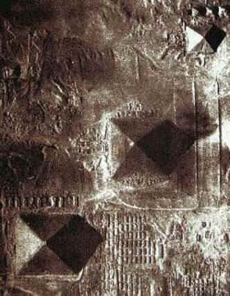 La vista aerea della piana di Giza. Si notino quanto siano perfettamente allineate le 2 grandi piramidi mentre la più piccola è spostata rispetto alle altre due .Il legame tra la terra (piana di Giza) ed il cielo (costellazione di Orione) è ben visibile.