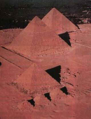 Le 3 piramidi: in primo piano la pi piccola, Micerino; al centro la grande piramide di Cheope; ed infine la piramide media, Chefren.
