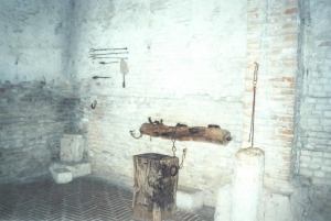 Uno dei tanti esempi di strumenti di tortura Medioevali, nella foto vediamo una stanza di torture del castello di Gradara (Marche)