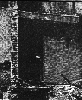 La fotografia di un mattone volante alla Canonica di Borley presa dopo lincendio che la distrusse.