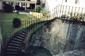 Come possiamo vedere da questa scalinata, la vecchia parte della villa, comprensiva di giardino non  mai stata edificata.
