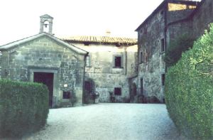 Il cortile esterno del maniero, ove possiamo vedere la chiesetta del castello.