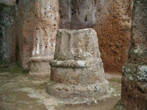 Delle colonne all'interno della tomba Ildebranda
