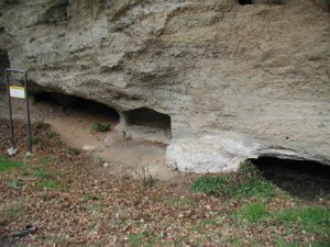 Una tomba scavata nel tufo