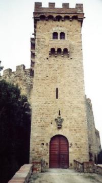 L'imponente torre e facciata anteriore del castello di strozzavolpe.