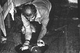 Andrei Chikatilo mentre ricostruisce gli omicidi con laiuto di manichini.