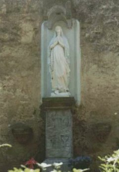 La colonna e la statua della Madonna del Lourdes
