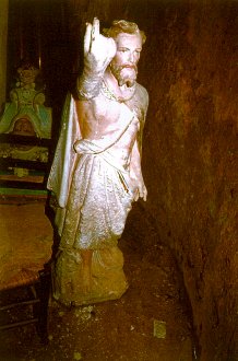 La scultura del padre Jean Marie Viennay, raffigurante Giovanni Battista e tuttora custodita presso la chiesa di Le Bez; foto di Pier Luigi Pini